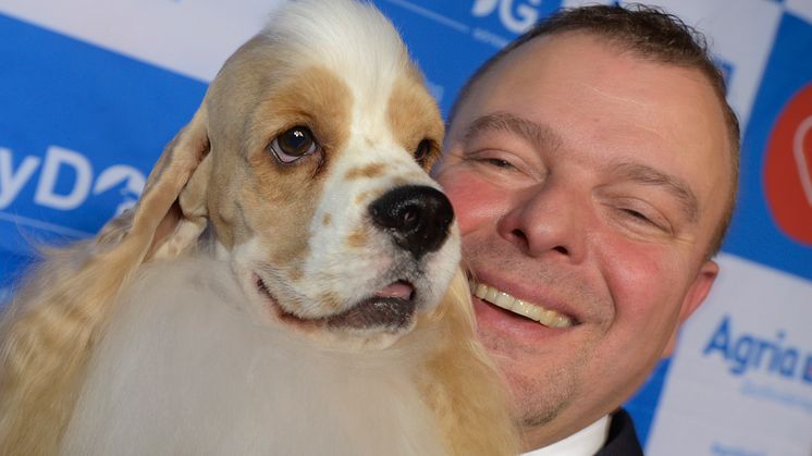 Årets utställningshund - amerikanska cockerspanieln Galasksi All Rights Reserved med ägaren Michael Kristensen.