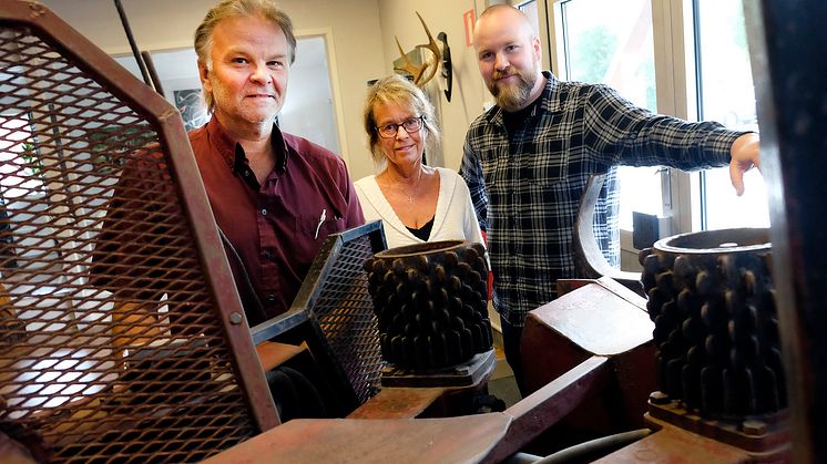 Familjen vid den första processorn av fabrikatet Hypro, från vänster Tommy, Elisabeth och Linus. Idag finns den i 32 länder och den viktigaste kanalen har varit Elmia Wood.