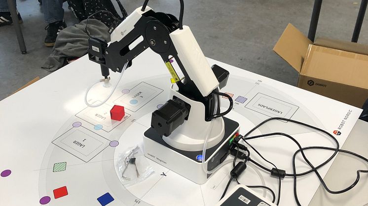 Dobot styret med hånd