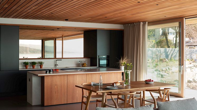 Rock Cove, ein modernes Wohnhaus an der schottischen Küste, schwebt auf Stahlstützen über den Klippen.