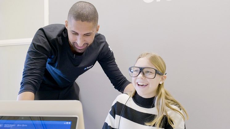 Läraren Osama Abbas assisterar en elev som testar blickspårning på Elinebergsskolan i Helsingborgs stad. Projektet är ett av de som nominerats till Götapriset 2023. Foto: Anna Lindgren
