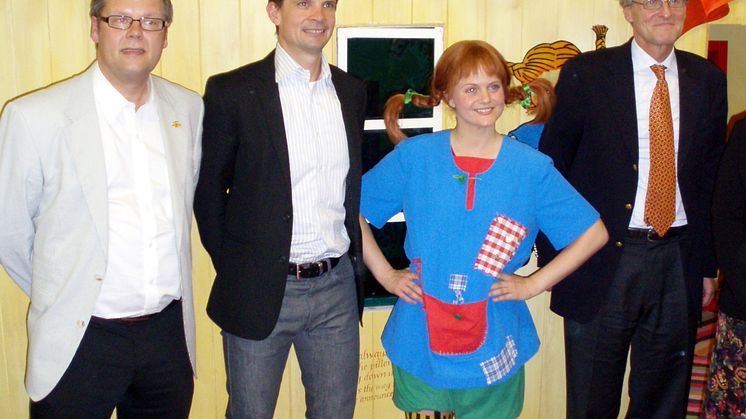 Pippi Långstrump hjälper Sveriges ambassadör i Washington DC inviga bibliotek