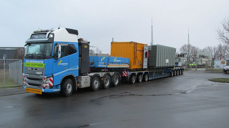 Neuer Großtransformator kommt per Schwertransport