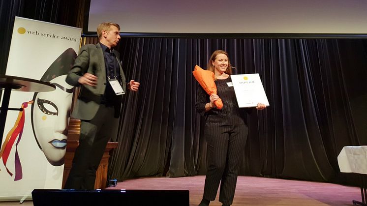 Suzanne Winting Husén, ansvarig digitala kanaler på Riksbyggen, tar emot pris under Web Service Award-galan.