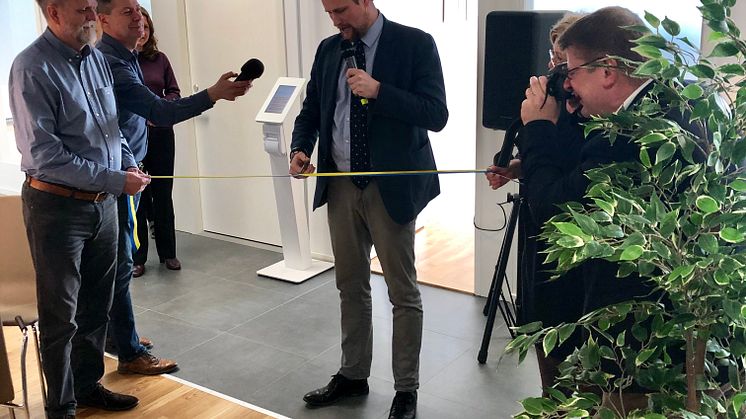 Carl Johan Sonesson klipper bandet i Helsingborg.