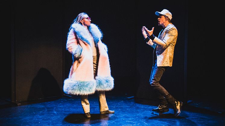 Foto frå framsyninga: l.i.f.e.g.o.e.s.o.n