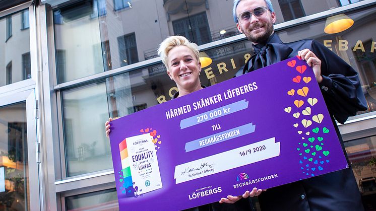 Kajsa Bergqvist och Fredrik Robertsson på Regnbågsfonden med checken från Löfbergs.