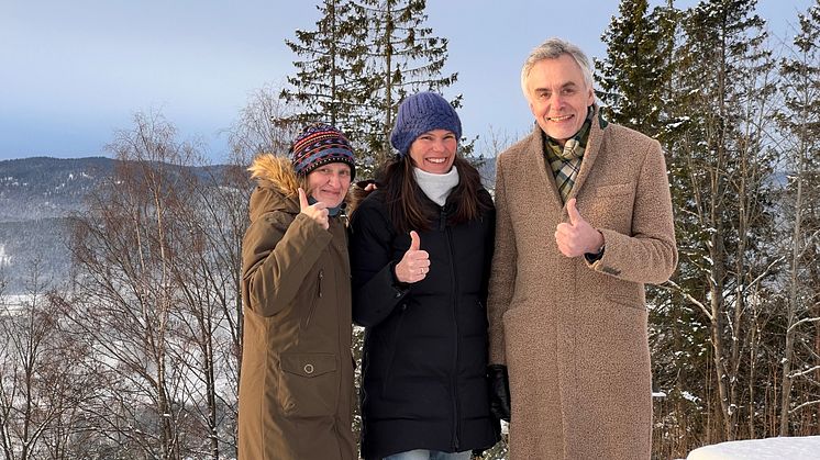 Elisabet Sveingar Amundsen (fra venstre), Ingvild Herberg og Stig Hoseth ved Anno Norsk skogmuseum jubler for autorisasjonen som Besøkssenter skog. (Foto: Ali Suliman/Anno)