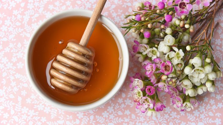 manuka-honey-and-manuka-flowers-bouquet-2021-08-31-07-38-46-utc