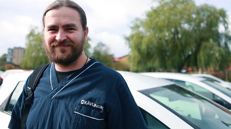 Andrei Rusu ville arbeta med människor och sökte därför jobb som sommarvikarie inom äldreomsorgen. Efter två månader som stöd- och omsorgsbiträde på Nattpatrullen är han säker - han kommer kombinera sitt jobb som bagare med vikariat inom hemtjänsten.