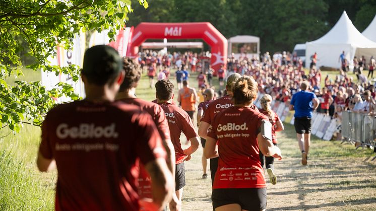 Tusentals deltagare springer i mål på Blodomloppet