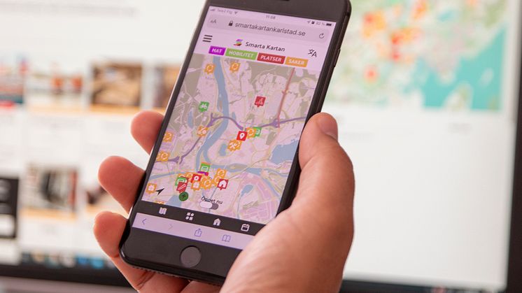 Smarta kartan i mobilen och på skärmen