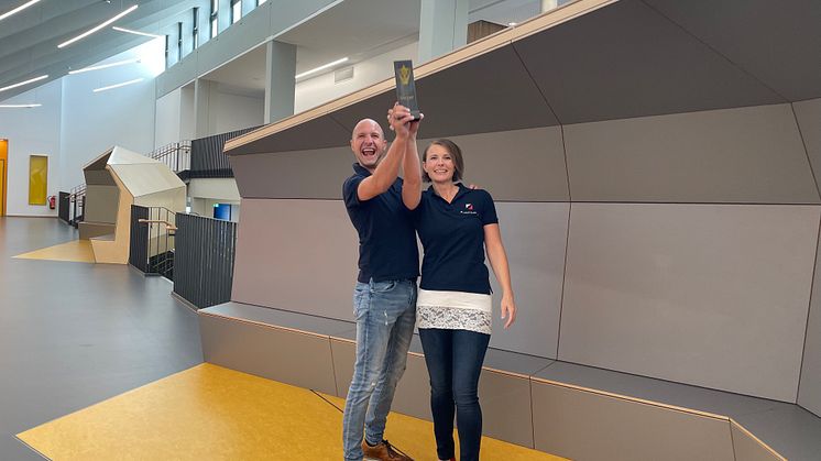 Daniela Neubauer-Kimmerle und Matthias Kimmerle wurden für ihre Sitzmuscheln in der Realschule Wemding ausgezeichnet