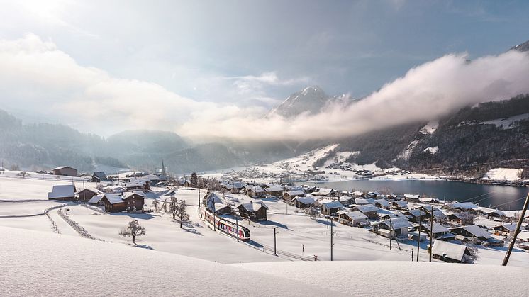 Luzern–Interlaken Express bei Lungern, Zentralschweiz © Zentralbahn AG : Simon + Kim
