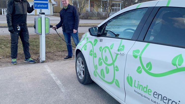 Nils Jonsén-Skanebo, sekreterare Brf Boken, och Richard Järlstam, marknads- och försäljningschef på Linde energi, framför en av Brf Bokens två laddstolpar.