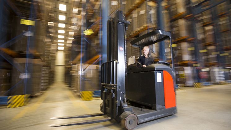 Truck som kör på ett lager