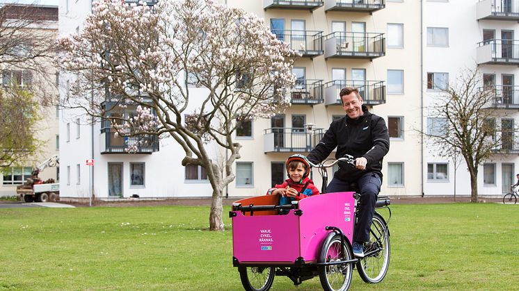 Allmännyttan i Malmö, MKB Fastighets AB, är först ut i Sverige med ett större poolsystem för lådcyklar. Foto: Gugge Zelander.