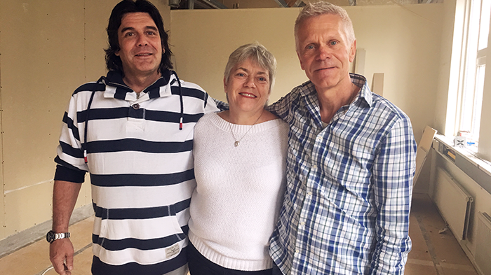 Paul Icaceta, Elisabet Abrahamsson och Uno Hallgren i de blivande Bed & Breakfast-lokalerna i Jonsereds fabriker.