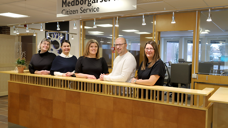 Piteå kommuns nya kommunvägledare; Sussi Nordlund, Ulrica Holmbom, Linda Nyström, Elvir Horic och Annelie Öhlund Saulo, telefoniansvarig. Foto: Piteå kommun
