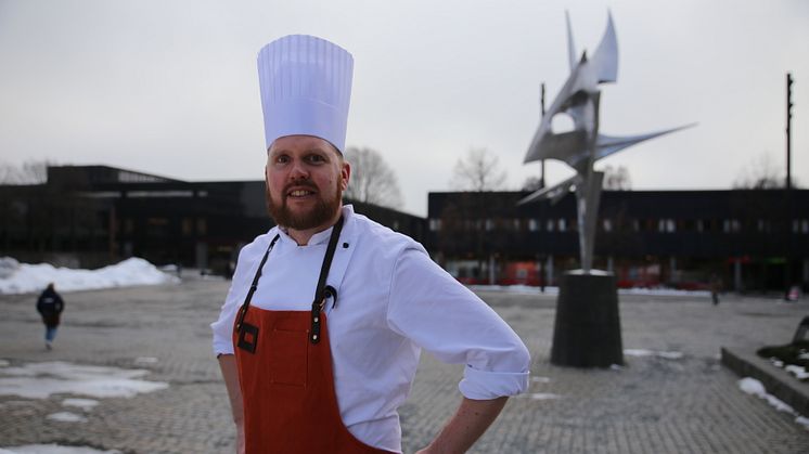Even Rosted er KUTT-kokk på KUTT Gourmet, Blindern og kommer med tips til studentene for å unngå matkasting. (Foto: Unni Irmelin Kvam / SiO)