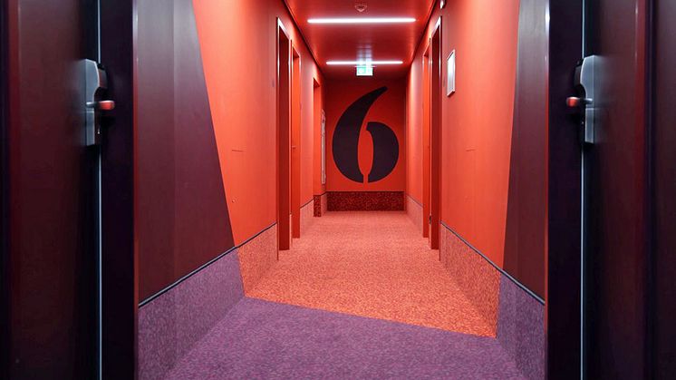 Die farbenfrohen Hotelflure, die in jeder Etage mit anderen Farben überraschen