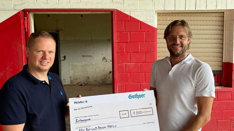 Dominik Baer von der gleichnamigen Generalagentur der Gothaer überreicht 1.000 Euro an Thomas Kreisch, 1. Vorsitzender vom Sportverein SSV Rot-Weiß e.V. 1960