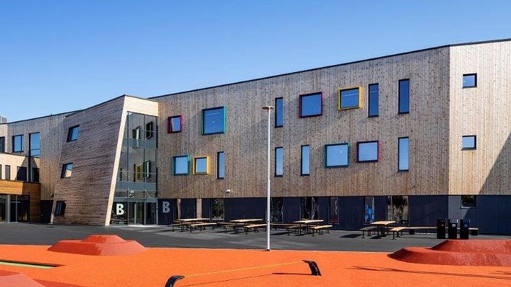 Elevene har fått sette sitt preg på Hoppern skole. Det har blant annet gitt flere sosiale soner. Foto: Helge Eek.
