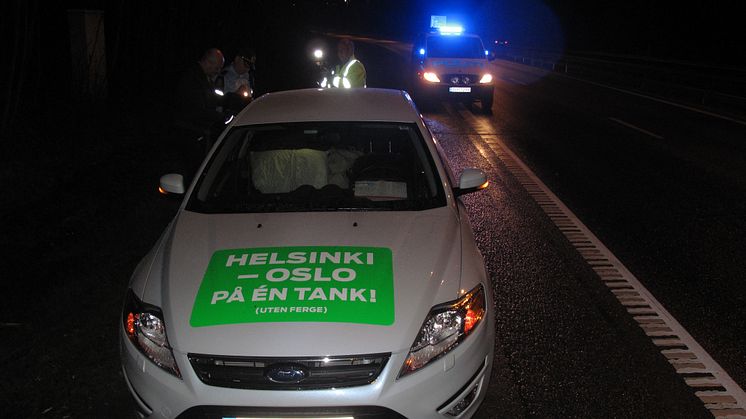 Knut Wilthil og Henrik Borchgrevink etter at bilen stoppet etter 2536,4 km på en dieseltank med en Ford Mondeo ECOnetic