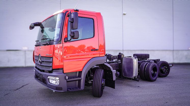 Mercedes-Benz Atego mit NLA von Paul Nutzfahzeuge.jpg