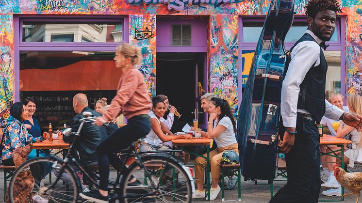 Bremen: Das Viertel, buntes Café mit Personen © KlemmDesign / Jonas Ginter