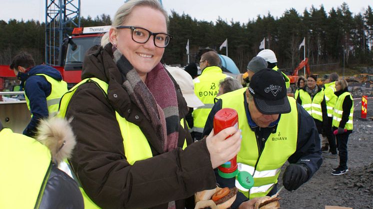 Blivande "Sigtuna stadsängsbor" bjöds på hamburgare och en förhandsvisning på det som kommer att bli deras nya hem i Bonavas kvarter Gretas glänta.
