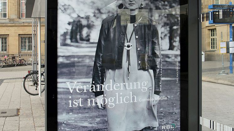 Cornelia Matzke auf einem Plakat an der Bushaltestelle am Hauptbahnhof Leipzig