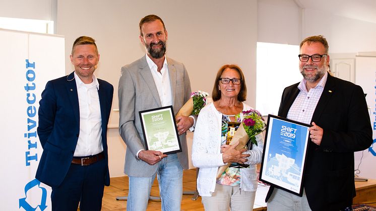 Glada SHIFT-vinnare i Almedalen. Lennart Persson, kontorschef Trivector Göteborg ,  Mikael Lekfalk, kommundirektör Luleå kommun,  Inga-Kerstin Eriksson, kommunalråd Lunds kommun, Christoffer Nilsson, kommundirektör, Lunds kommun.