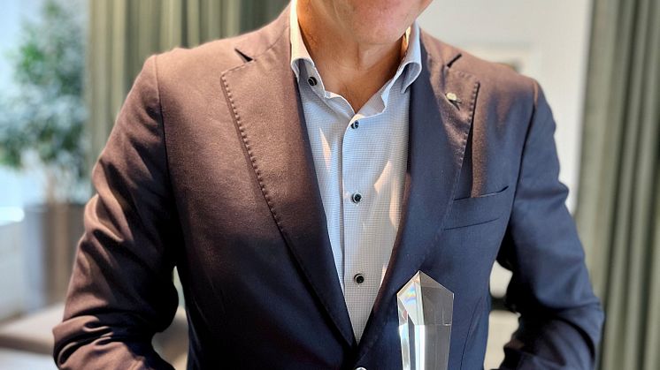 fredrik och staty 1.jpg