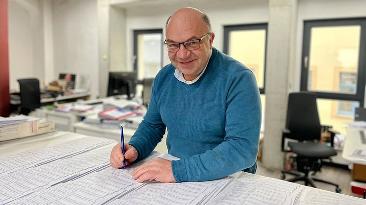 Entwurfsverfasser Ronny Erfurt von phase 10 bei der Unterzeichnung des Bauantrages für die Modernisierung und Erweiterung des Parkstadions in Wilsdruff