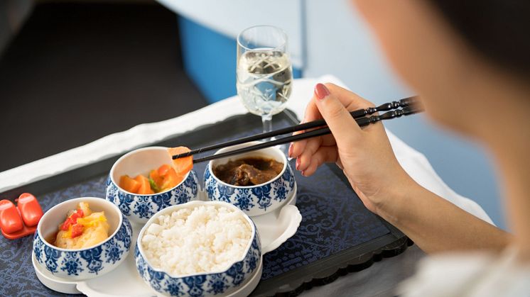 KLM har mindre madspild ombord på flyene, takket været kunstig intelligens. AI programmer hjælper luftfartsselskabet med mere præcist at kunne forudse hvor mange af de bookede passagerer, der reelt vil gå ombord på flyet.
