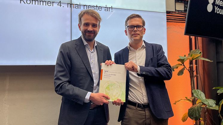Professor Halvard Haukeland leverte første delutredning i arbeidet med å utforme ny lov om offentlige anskaffelser til næringsminister Jan Christian Vestre (Ap) i fjor høst. Foto: NFD