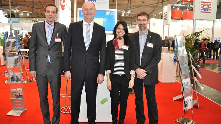Brandenburgs Ministerpräsident Dietmar Woidke auf dem CeBIT-Stand der Technischen Hochschule Wildau