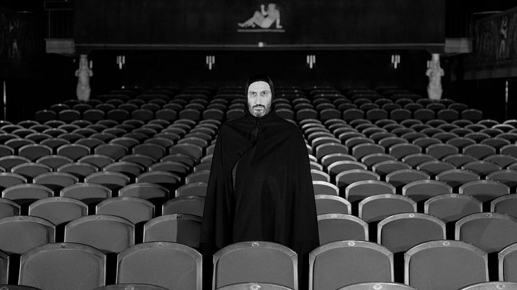 Fares Fares som Bergmans Döden, i ett av fotografierna av Luna Lopez som auktioneras ut för att bevara Bio Skandia.