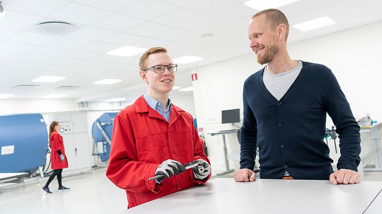 Kollegor på jobbet - Andreas Farbotko och Johan Wristel arbetar tillsammans på Proton Technologys labb i Bankeryd.