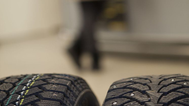 Hengenvaarallisessa nastarenkaassa (oikealla) saattaa olla kaikki nastat tallella ja urasyvyyttä jäljellä reilusti. Vasemmalla uusi rengas.