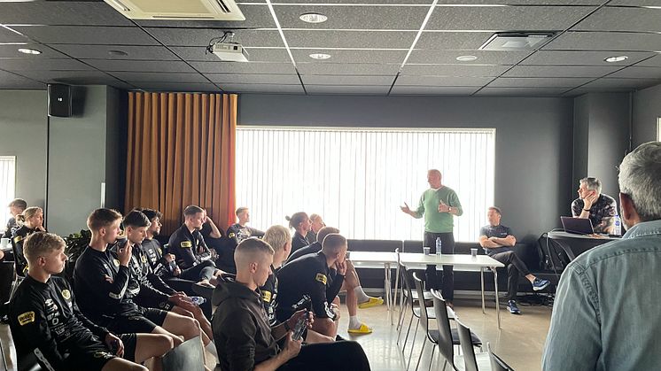 Hälften av Sveriges elitklubbar inom herrfotbollen har genomfört utbildning om spelberoende