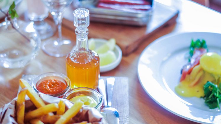 Pommes frites med skånsk äppelcidervinäger, kallrökt lax på surdegsbröd och Skeppsholmens egna Pilsnerkorv!