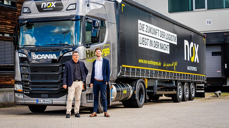 (v. li.) Marco Herr, geschäftsführender Gesellschafter der HerrCargo GmbH und Alexander Kluxen, Director Operations Germany, NOX NachtExpress, können den Neuzugang im Fuhrpark in Empfang nehmen.