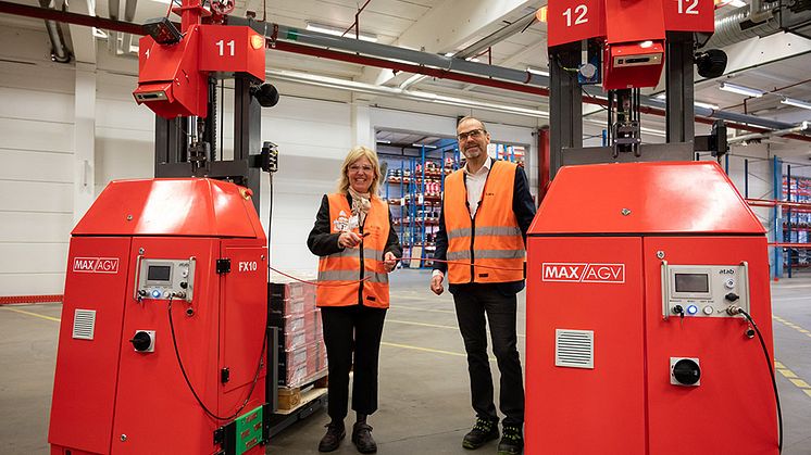 Utrikesminister Anna Hallberg inviger Nexans nya självkörande truckar. VD Lars Josefsson assisterar.
