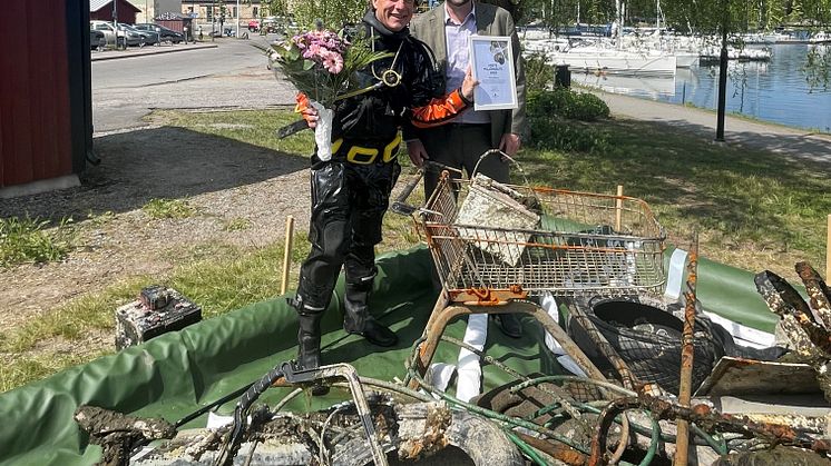 Fredrik Johansson, ordförande för Rena Mälaren, tar emot Stockholmscenterns miljöpris av distriktsordförande Jonas Naddebo på världsmiljödagen.
