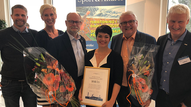 Politiker och tjänstemän från Borås Stad tar emot pris. Från vänster: Hans Andersson, Cecilia Andersson (C), Per-Olof Höög, Ida Legnemark (V),  Christer Lundberg (S) och Tommy Jingfors.