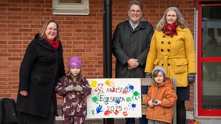 Lina Larhult, ordförande i barn- och ungdomsnämnden, Mikael Löfgren, rektor och Monika Bubholz, ordförande i teknik- och fastighetsnämnden tillsammans med Eleonora och Nicholas som skruvade upp skylten.