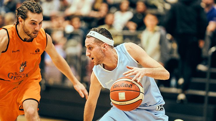 Milky Chance-Mitglied Philipp Dausch verteidigt Viva con Agua Co-Founder Micha Fritz bei der letzten Ausgabe von "Dunk 4 Water and Soul". Credits: Stefan Groenveld für Viva con Agua