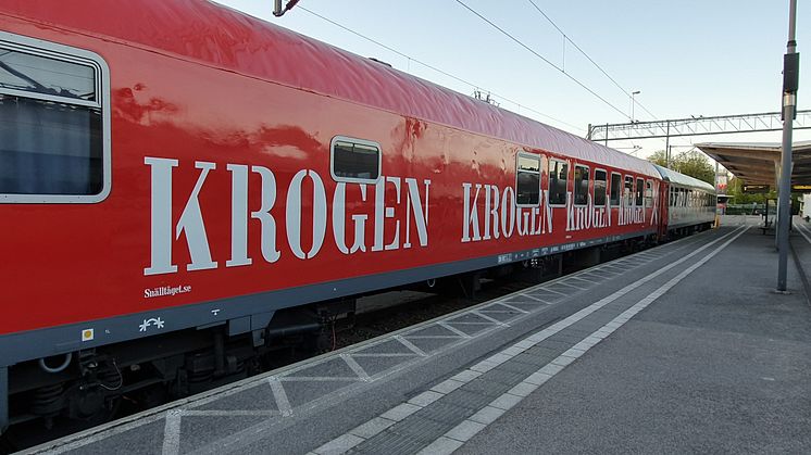 Aqua Nobel levererar ett stilla alkaliskt smaksatt och naturellt källvatten som smakmässigt passar väl till utbudet som serveras i Snälltågets restaurangvagn.